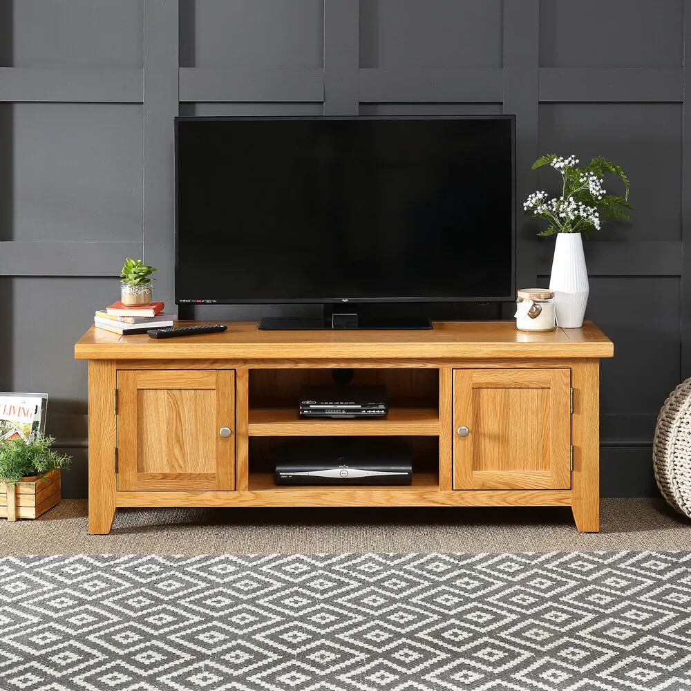 Cheshire Oak Medium TV Unit to fit TVs up to 60