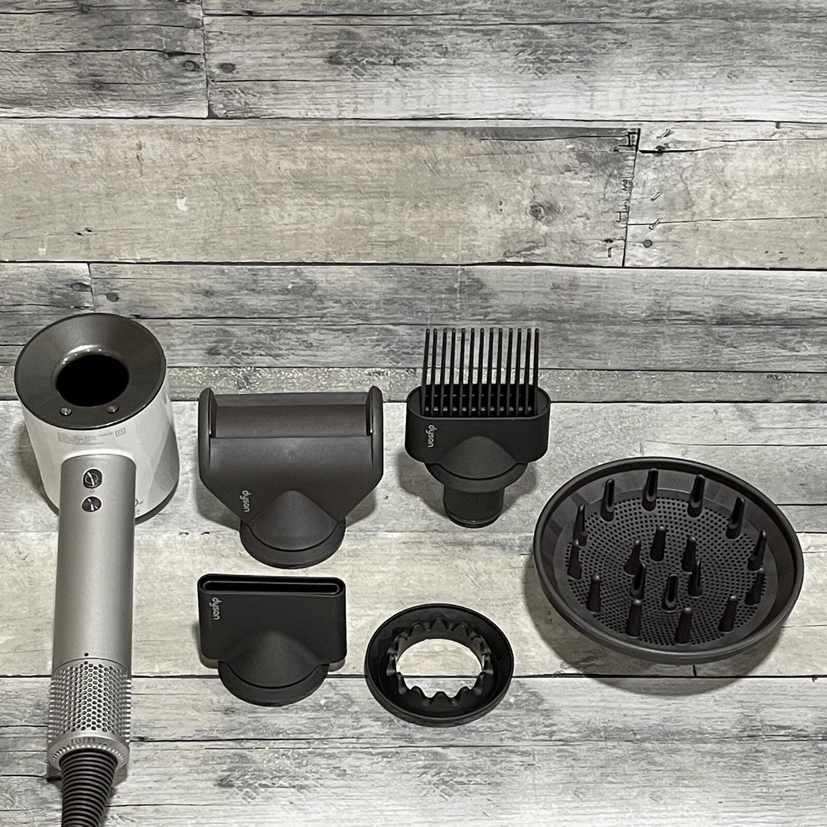 【美品】ダイソン Supersonic ホワイト アタッチメント DYSON Supersonic Hair Dryer and attachments - Silver / White