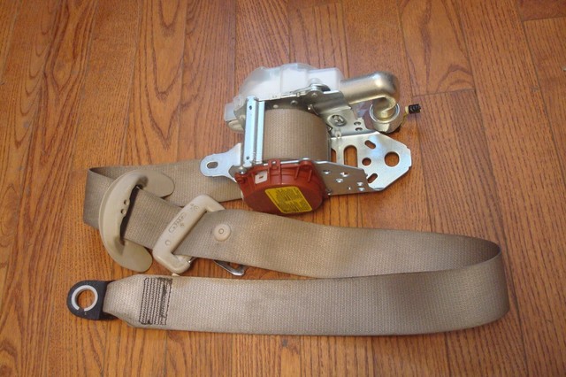 2012-2014 TOYOTA CAMRY 2.5L OEM Front Left Driver Side Seat Belt