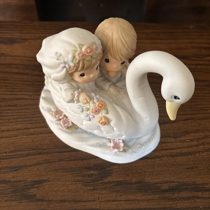 Precious Moments "Our Love Will Flow Eternal" 2000  #588059