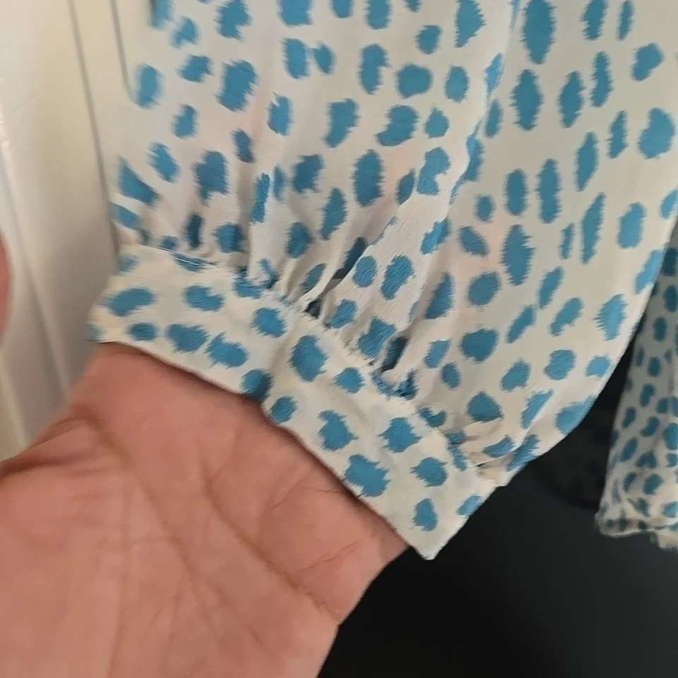 Blusa campesina de seda con estampado manchado azul y blanco Joie para mujer S/M Foto 4 de 4