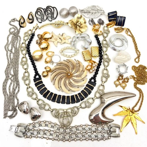 Vintage Costume Jewelry Lot Designer Estate Lisner Beregere Monet Sarah Cov 33pc