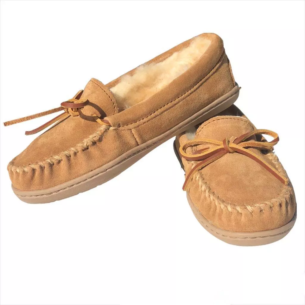 Minnetonka Sheepskin Hardsole Moccasin Women s Slip On 5 B M Tan