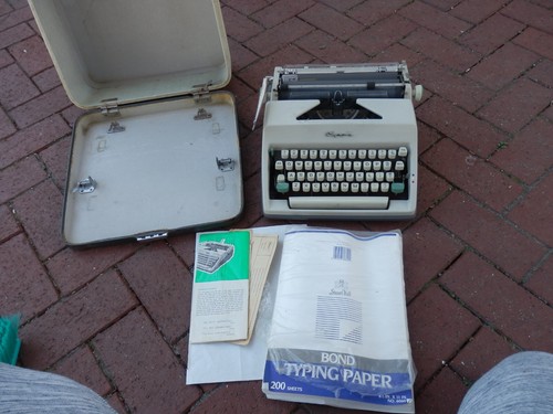 VTG Olympia SG 8 Desktop Typewriter from 1964? Works - Picture 9 of 20