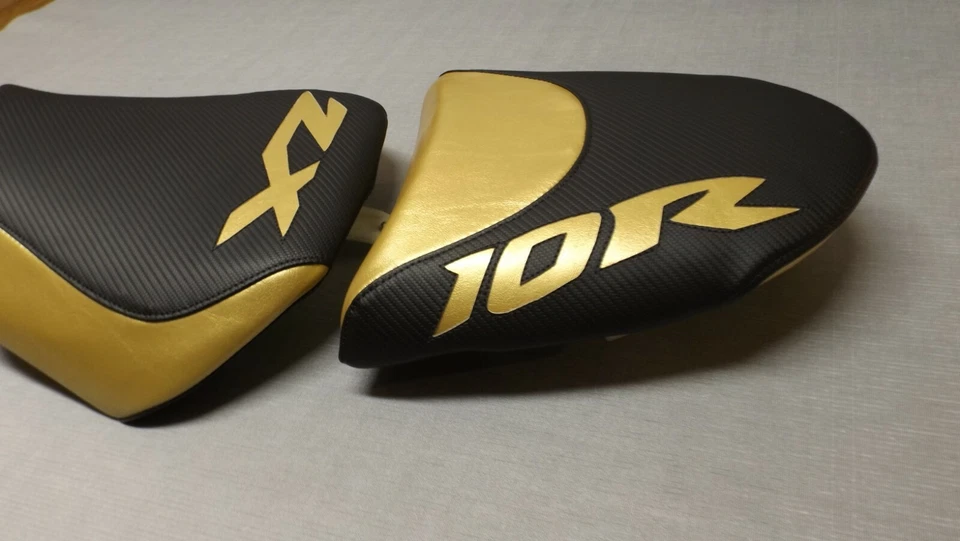 FUNDAS DE ASIENTO DELANTERAS Y TRASERAS PERSONALIZADAS KAWASAKI ZX10R NINJA 04/05 NEGRAS C F TEXT/DORADAS Foto 3 de 4