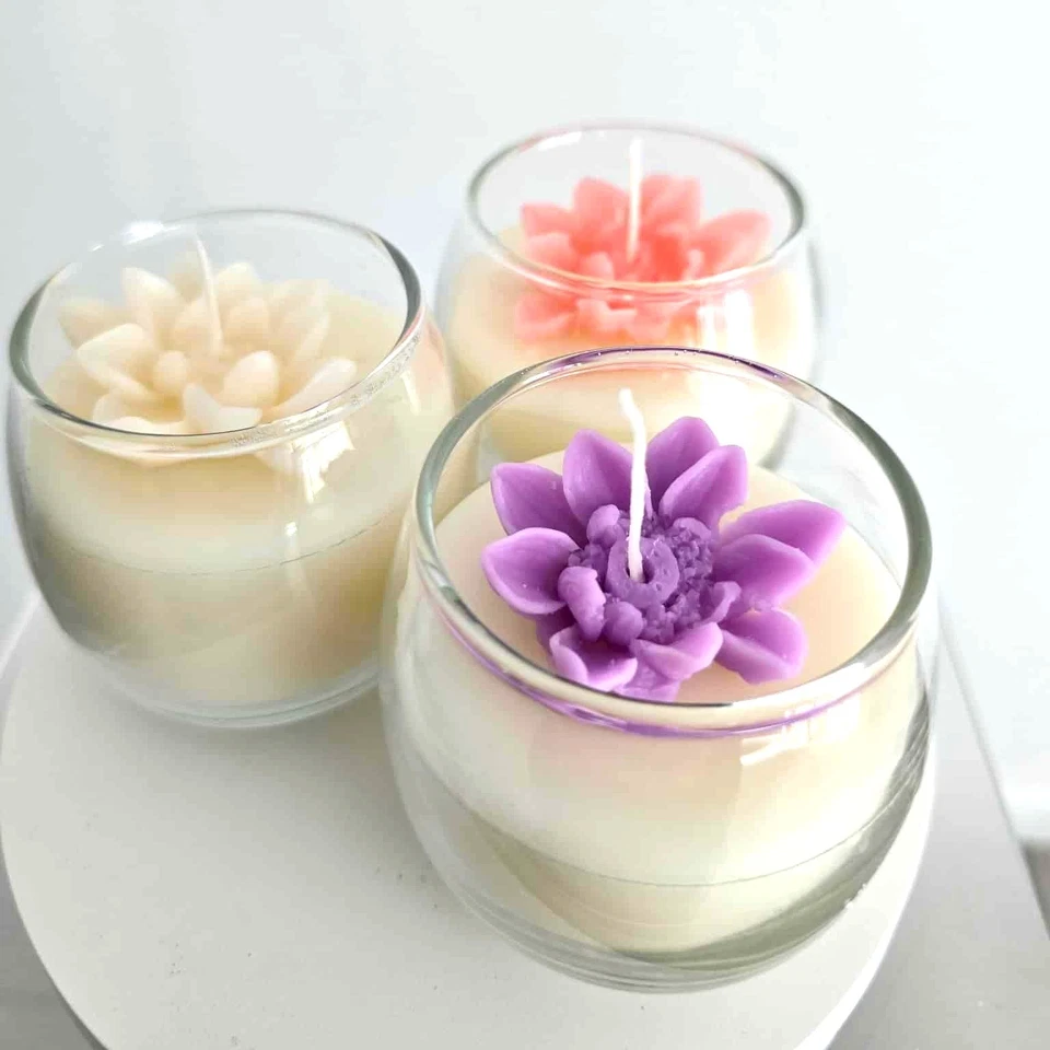 Velas para bodas/fiestas en tarro de cristal con flor de cera. Hecho por encargo 2,5 oz Foto 2 de 4