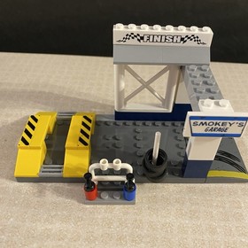 Lego Juniors Cars 10743 Smokey's Garage Disney Pixar, Incomplete Missing Jr Moon