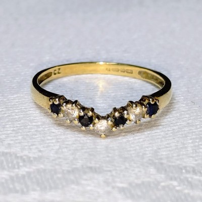 Wunderschöner Vintage Ring 9 kt Gold Querlenker mit dunkelblauen Saphiren & klaren Edelsteinen.
