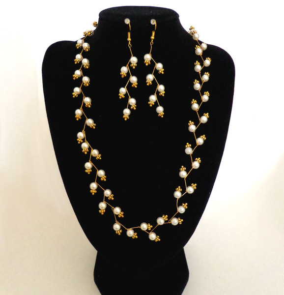 PRECIOSO CONJUNTO/SET COLLAR DORADO PENDIENTES PERLAS BLANCAS Ref.B106 + REGALO