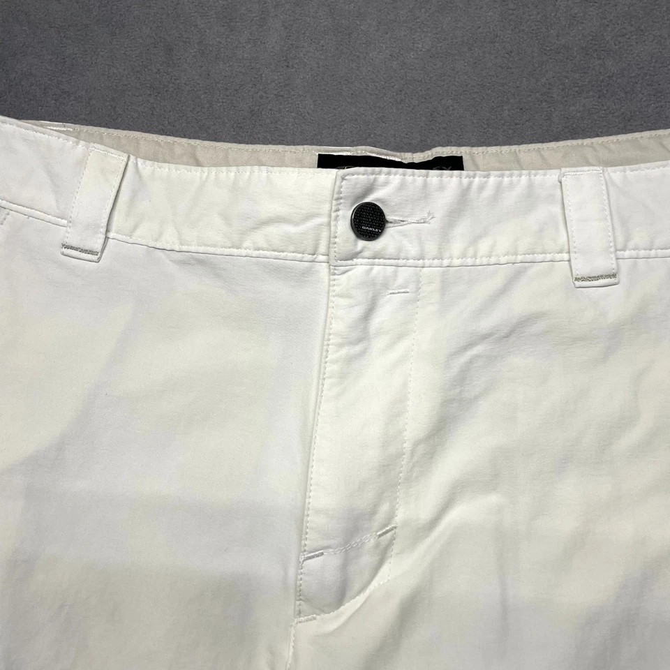 Pantalones Cortos de Golf Oakley Performance Para Hombres 36 Blancos Elastizados Tiro Medio Logo Resort Wear Foto 3 de 4