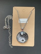 Pendentif Orgonite Yin Yang En Résine Avec Feuille Dorée Et Pierres - Chaîne 46 Cm, Unisexe