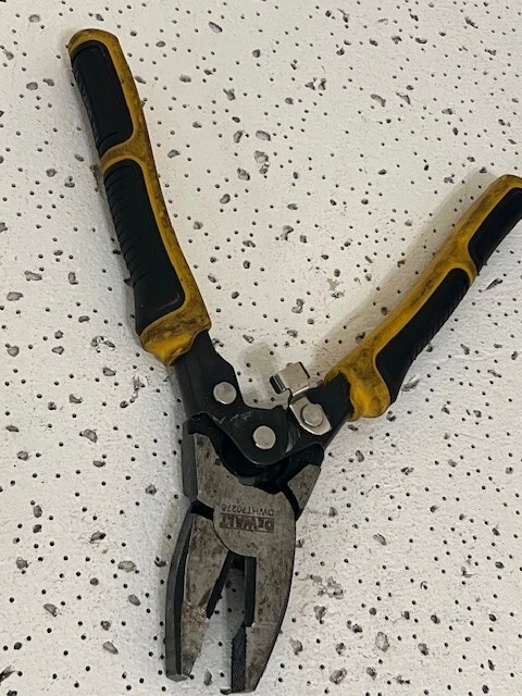 Alicates de liniero Dewalt 8" DWHT702756 trasero y amarillo — Foto 3 de 4