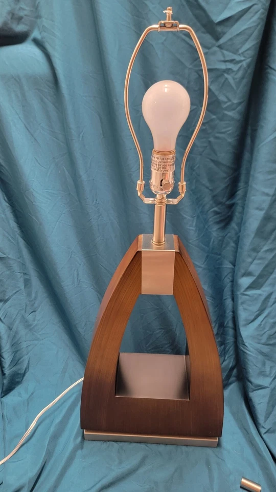 Lámpara de mesa Trina - 30", madera pecana, níquel cepillado Foto 4 de 4