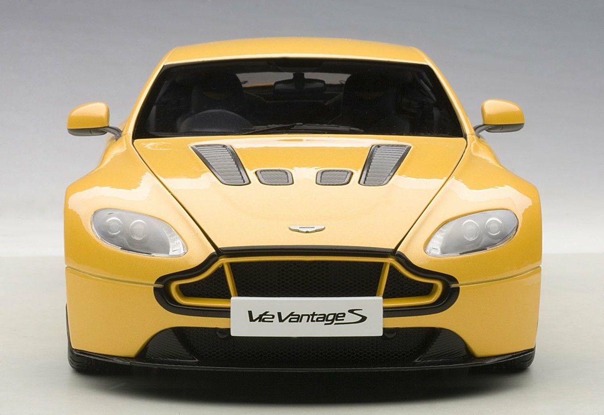 2015 ASTON MARTIN V12 VANTAGE S YELLOW TANG 1:18 by AUTOart 70252