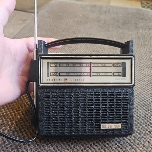 Vintage General Electric Solid State Radio Model 7-2810F Portable AM/FM TESTED!!