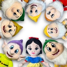 Schneewittchen & Die 7 Zwerge Plüschfigur nach Wahl ca. 28 cm sitzend – NEU