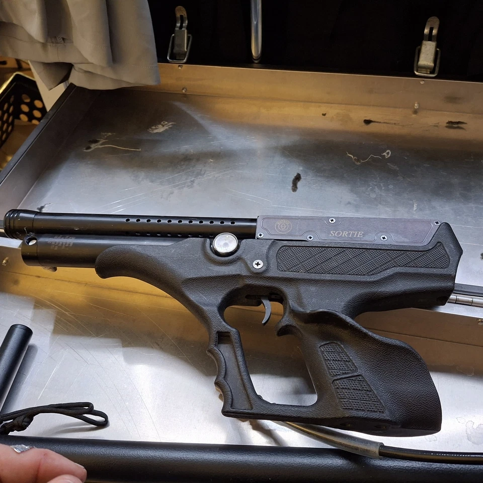 HATSAN SORTIE .25CALCALIBER With TRUGLO SCOPE AND TACTICAL FLASHLIGHT,+ Magazine - Image 2 of 4