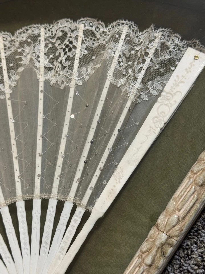 Antiguo abanico de seda blanco de exportación china del siglo XIX en marco con percha 22 1/2" Foto 4 de 4