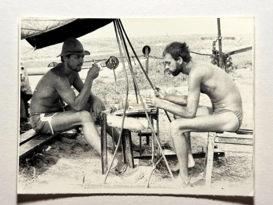 Foto vintage de los años 70 - Dos hombres guapos sin camisa interés gay Foto 4 de 4