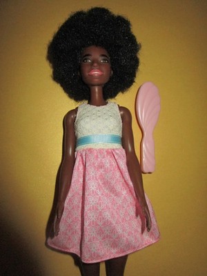 B-1800) SÜSSE DUNKELHÄUTIGE AA AFRO-BARBIE MATTEL SOMMERKLEID+HOHE SCHUHE+BÜRSTE