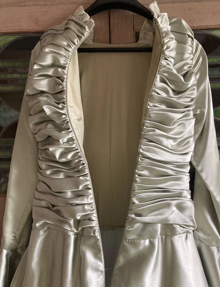 Antiguo disfraz de vestido largo satinado encaje sedoso verde pálido enagua renacimiento - COMO ESTÁ Foto 4 de 4