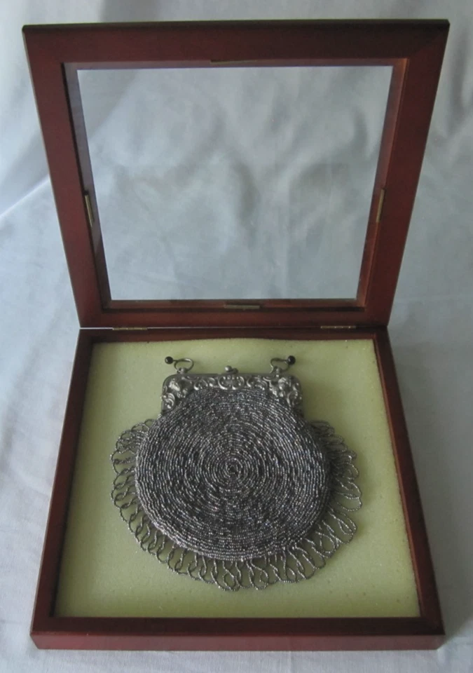 Antiguo monedero de acero con flecos con micro cuentas marco de querubines florales estuche de madera de vidrio Foto 2 de 4