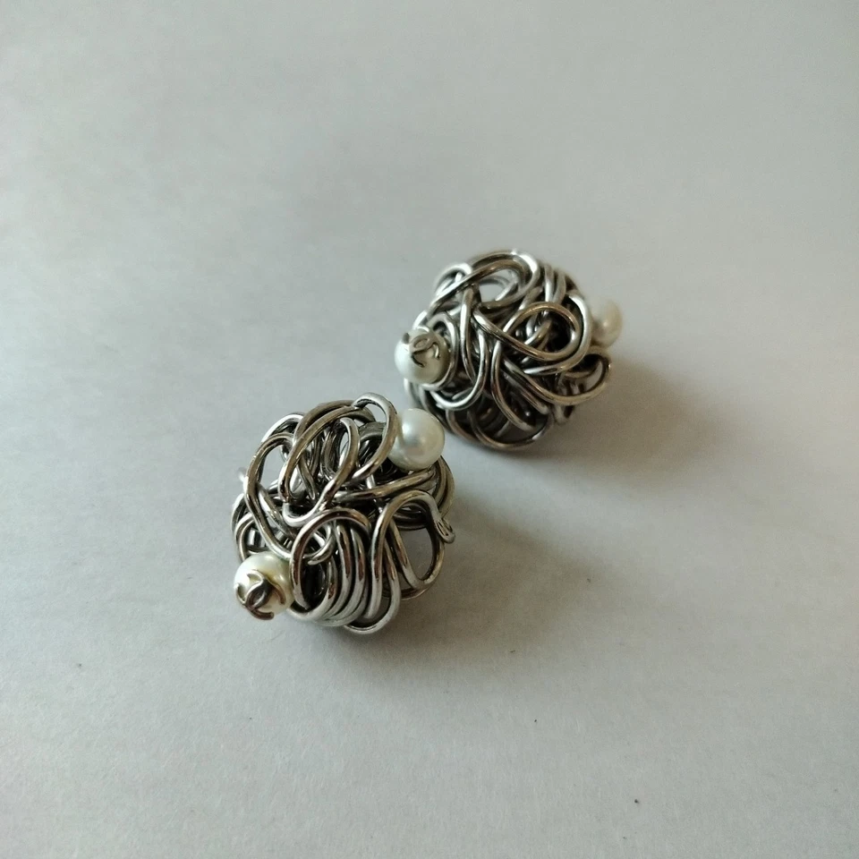 Pendientes de clip vintage Chanel CC Logo Diseñador Perla Plata Torcido Foto 3 de 4