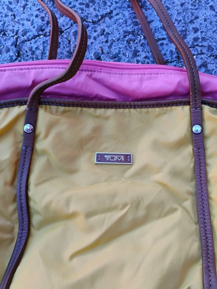 Bolso grande de nailon Tumi con adornos de cuero 12x18,25x6,25 cremallera superior asas dobles Foto 2 de 4
