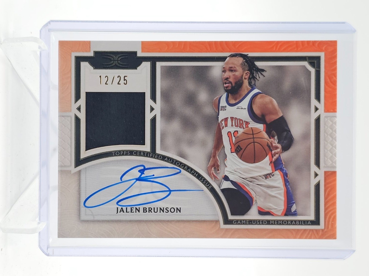 JALEN BRUNSON 2025-26 TOPPS DEFINITIVE GAME-USED PATCH ORANGE AUTO /25 Q6563 view 1