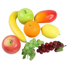 Set di frutta finta artificiale tra cui limone e uva per mercato e festa