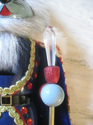 15" Mouse King Nutcracker Wooden Soldier Blue Faux Fur Robe Red Crown - Picture 9 of 9