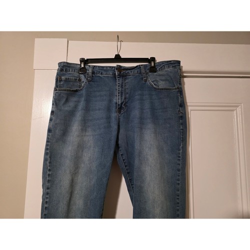 IZOD Relaxed Fit Comfort Stretch Mens Mid Rise Straight Blue Jeans Size 38 x 28 - Picture 3 of 9