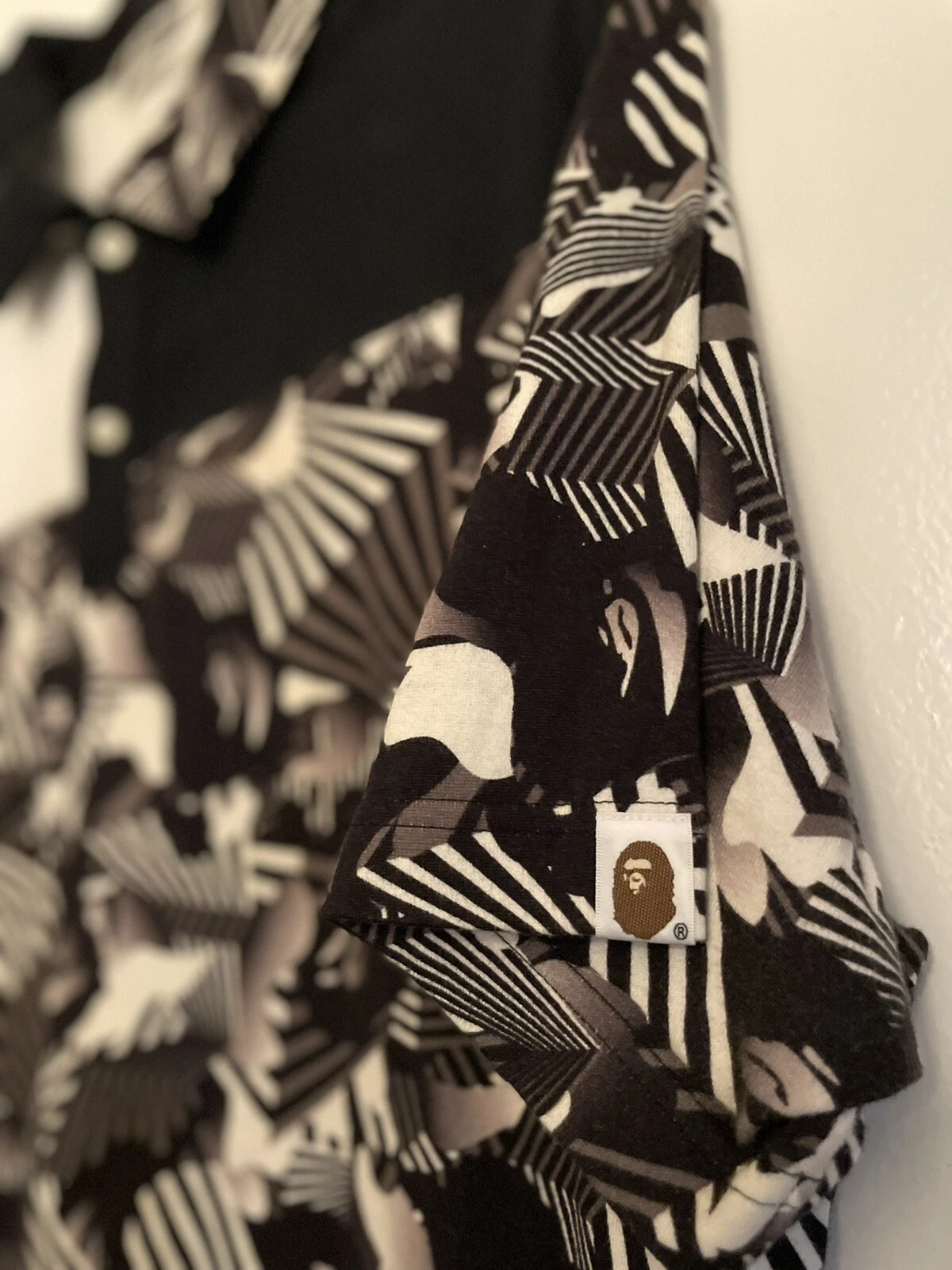 A BATHING APE (BAPE) Camicia Bape XL bianca e nera camicia con colletto una scimmia da bagno colletto scimmia astratta