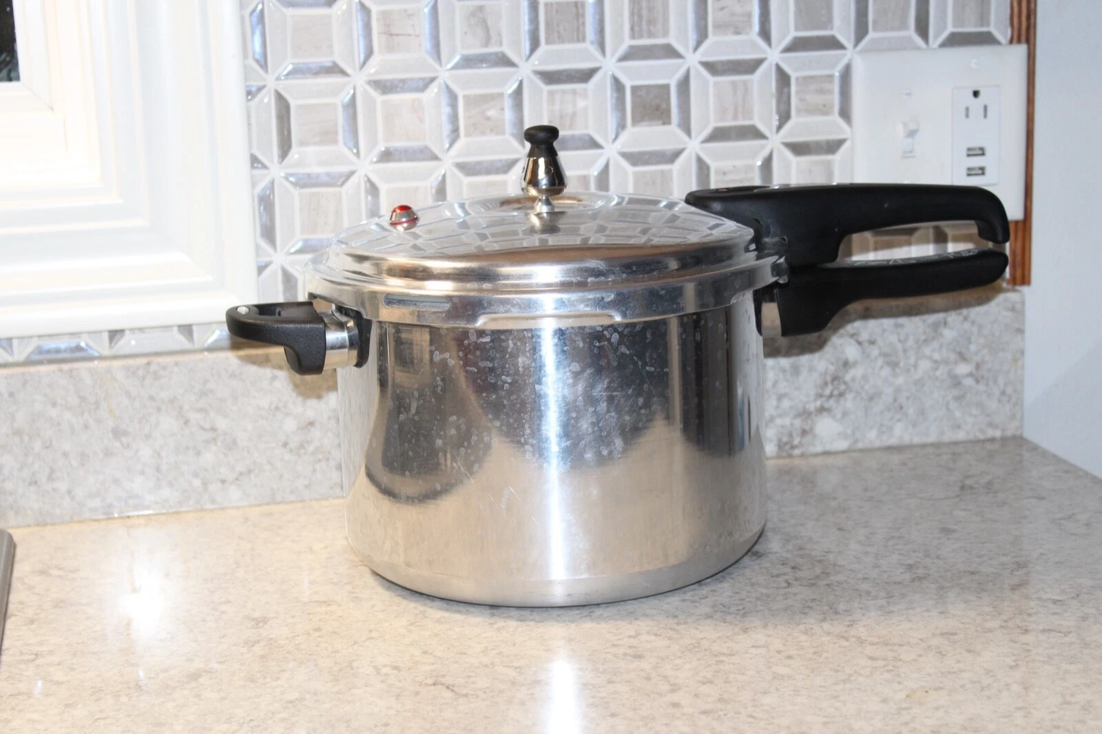 WEAR EVER 8 Quart Pressure Cooker W92180