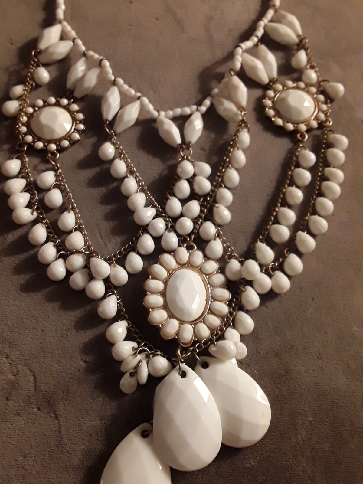 SUMMER PLASTIC WHITE DRAMATIC BIB NECKLACE - image 2