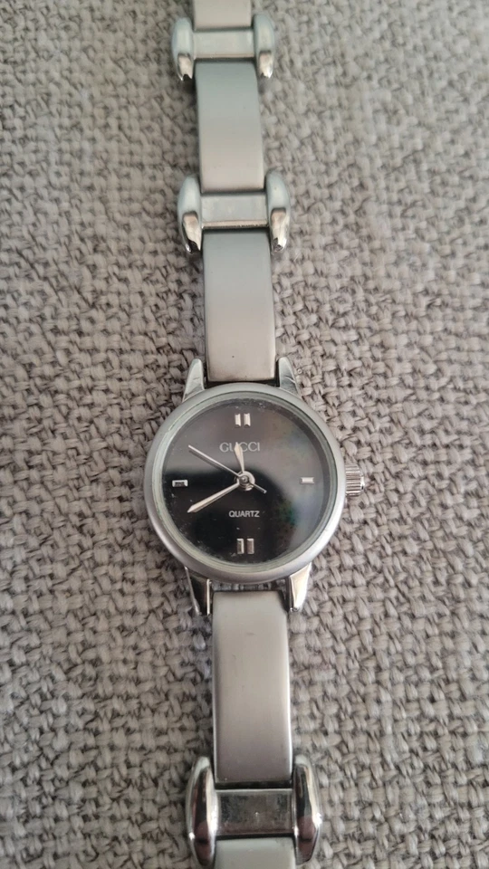 Reloj pulsera para mujer tono plata esfera negra | Marcado "Gucci" | Sin probar /... Foto 2 de 4
