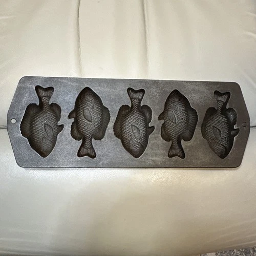 VINTAGE LODGE USA CAST IRON FISH MOLD CORNBREAD 5PP2