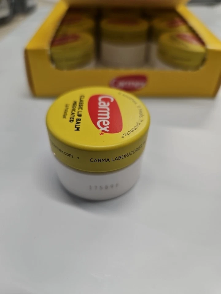 12- Bálsamo labial clásico medicado Carmex 0,25 oz Foto 3 de 3