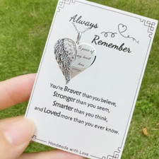 Herz Anhänger und Kette. Ein Stück meines Herzens hat Flügel auf Karte