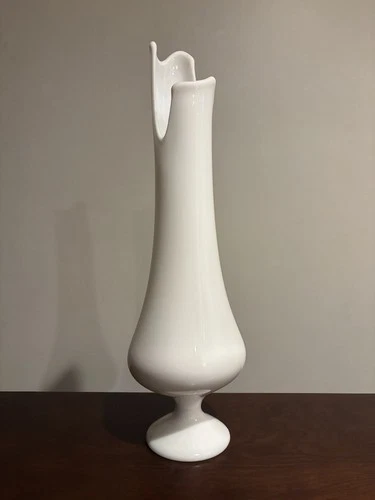 Le Smith Glass 3 Toe 18-inch White Milk Swung Footed “Smoothie” Vase Vintage 👀