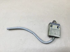 Omron D4C-3202 General Purpose Roller Plunger Limit Switch #38B4*AD