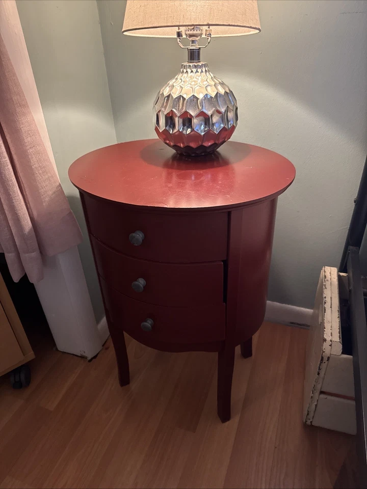 Adorable mesa auxiliar roja para espacios pequeños mesa auxiliar pequeña Foto 2 de 4