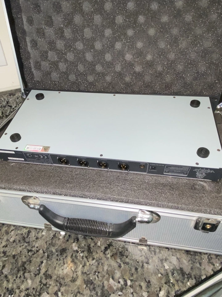 VocoPro UHF-5800-9 PLUS Wireless System with 4 Handheld Mic and Carry Bag - Image 4 of 4