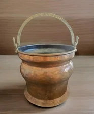 HUGE HAMMERED COPPER POT CAULDRON HEAVY BRASS MOVABLE HANDLE A BEAUTIFUL ANTIQUE