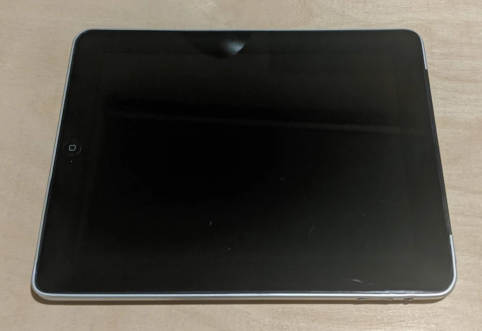 iPad 64GB WiFi + 3G 1st Gen 2010 A1337 - Image 4 of 4