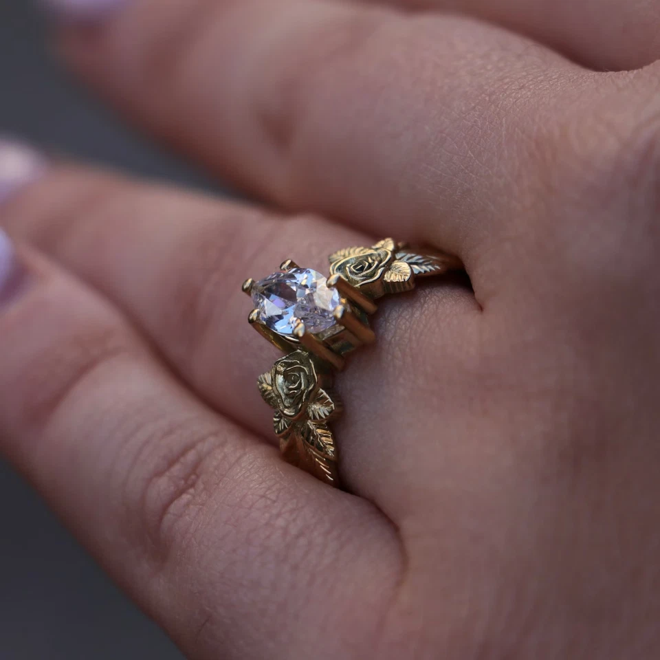 Красивое кольцо из листьев розы с искусственным зеленым изумрудом 2 карата покрытие желтым золотом 14 карат - Изображение 2 из 4