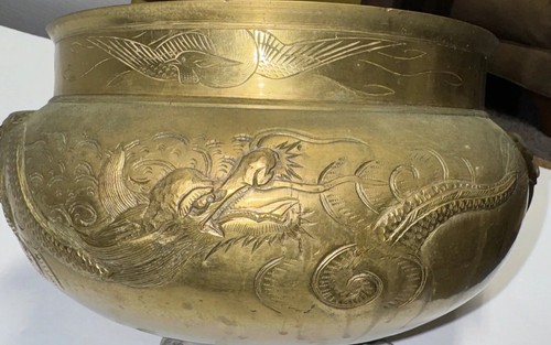 Antiguo jardinero/tazón/urna de latón dragón en relieve con asas de cabeza de dragón - Imagen 3 de 20