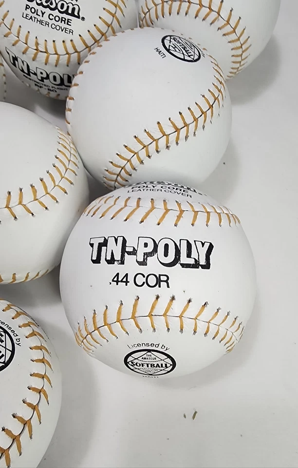 ENORME Lote de 26 Pelotas de Softbol Mixtas WILSON Blancas! Mayormente nuevo! A9064 y A9023 Foto 4 de 4