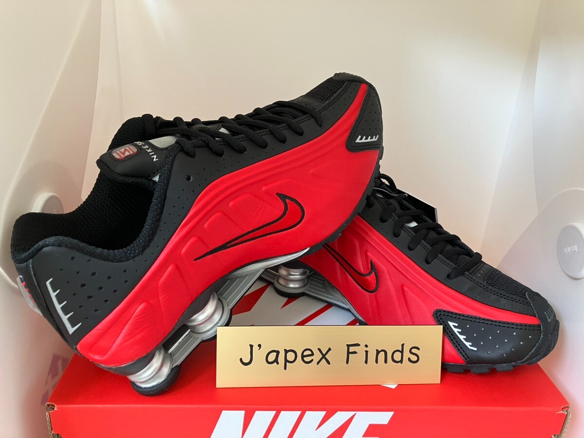 Nike Shox R4 シューズ シルバー/ブラック/レッド 28cm NIKE SHOX R4 BLACK/METALLIC SILVER-TEAM RED（ナイキ