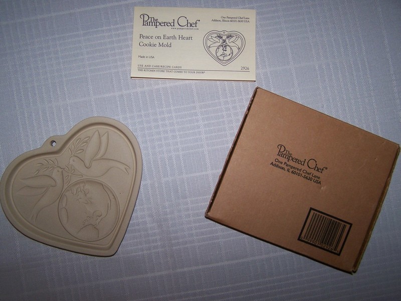 NEW Pampered Chef Stoneware PEACE ON EARTH Heart Shaped Cookie Mold Recipes NIB